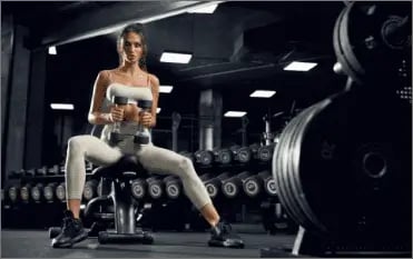 female-bodybuilder-training-with-dumbbells